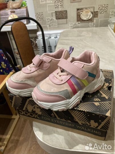 Продам кроссовки для девочки