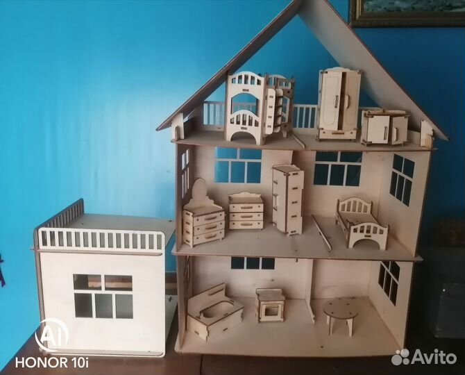 Большой кукольный домик с мебелью