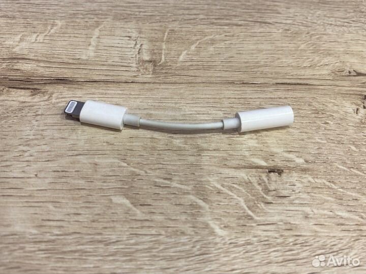 Apple Lightning to 3.5 mm Headphone Jack Adapter