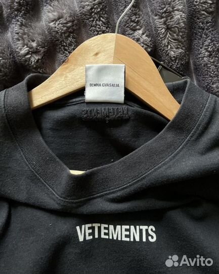 Лонгслив Vetements Logo Blanc