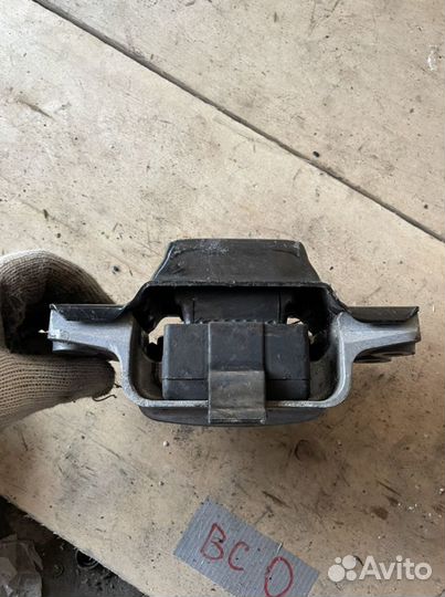 Подушка коробки Volkswagen Passat b6