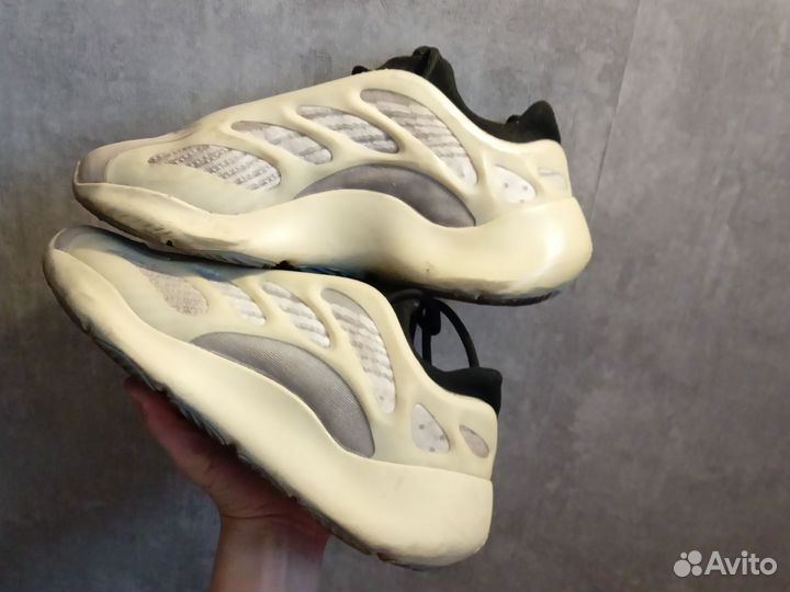 Adidas Yeezy boost 700 v3