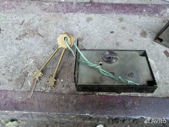 Замок дверной