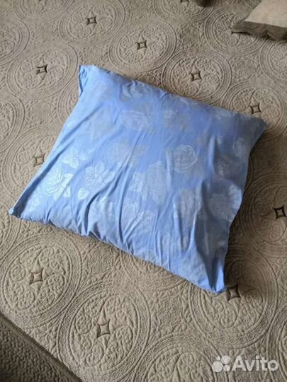 Подушки и скатерть