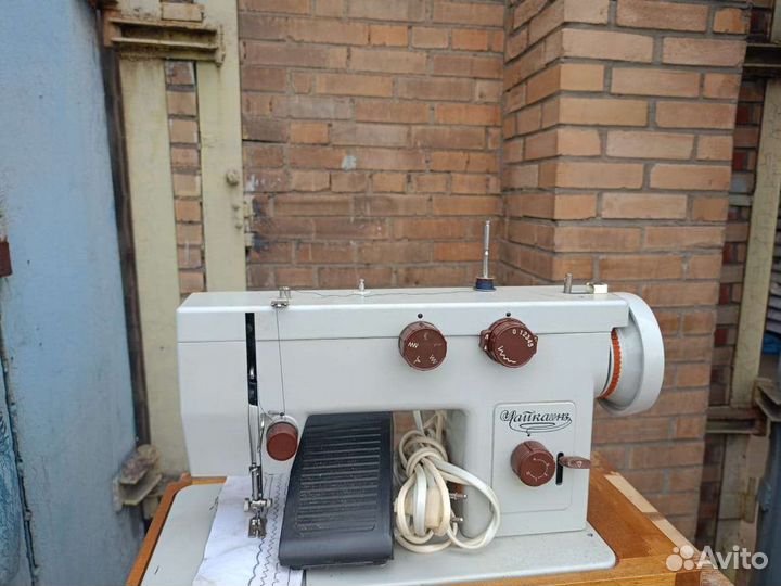 Швейная машинка чайка 143