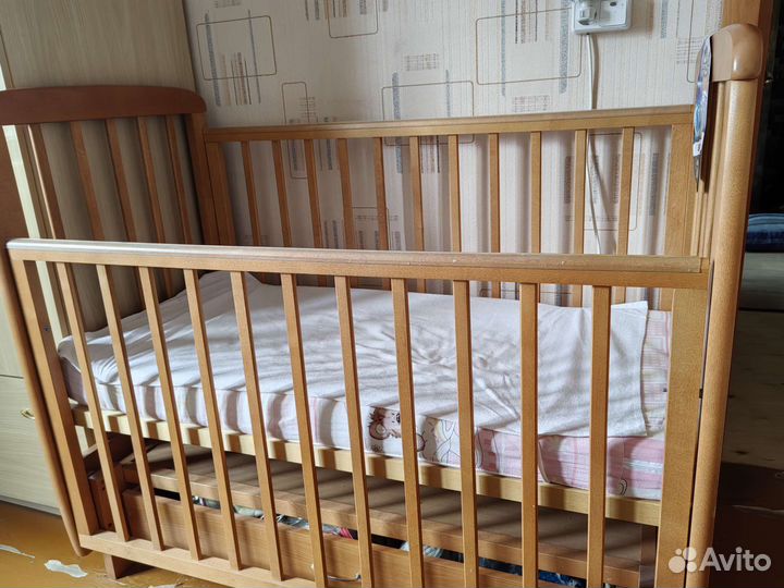 Детская кроватка с маятником и ящиком