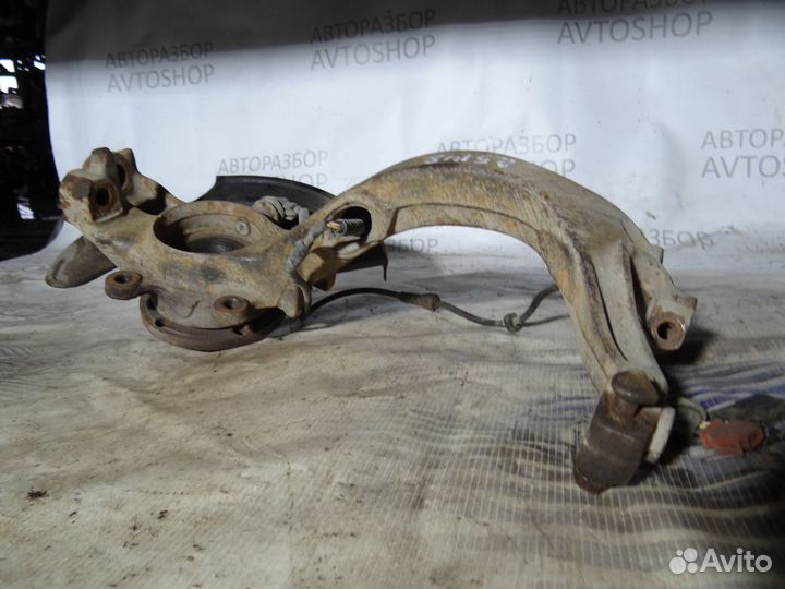 Кулак передний правый Volkswagen Passat B5 2004