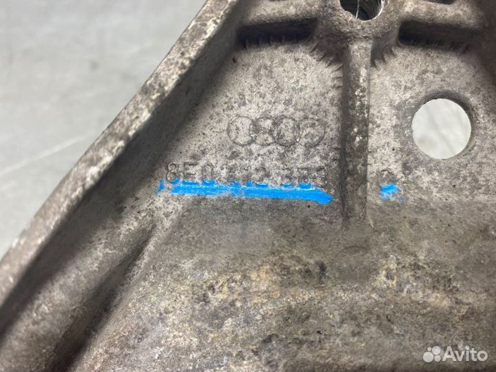Кронштейн амортизатора Audi A4 B6 2000-2004