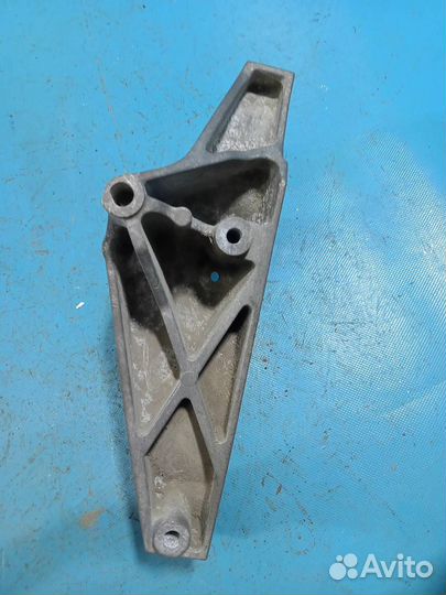 Кронштейн генератора Chevrolet Captiva C140 (2011