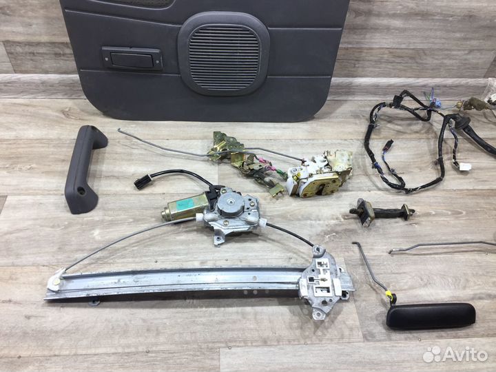 Комплектующие задней правой двери Nissan NP300