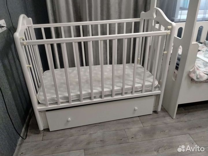 Детская кроватка с маятником и ящиком