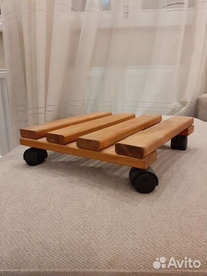 Подставка деревянная на колесиках