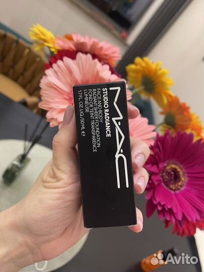 MAC studio radiance face AND body тональник