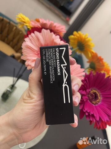 MAC studio radiance face AND body тональник