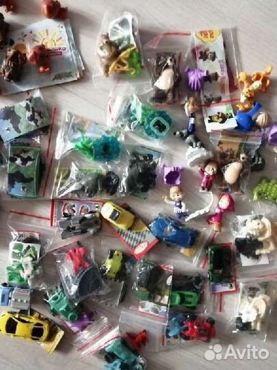 Киндер игрушки. 8 фото разных. цены разные