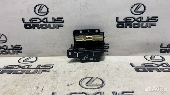 Кнопка, блок кнопок перед. Lexus NX300