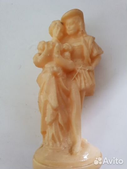 Статуэтка - кавалер и дама