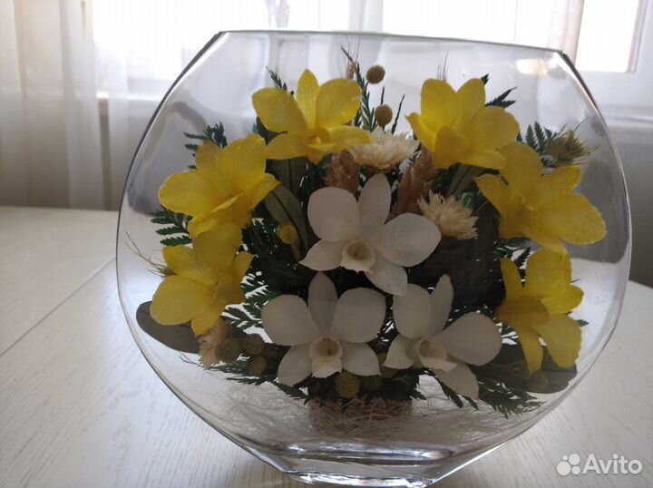 Живые цветы в стекле