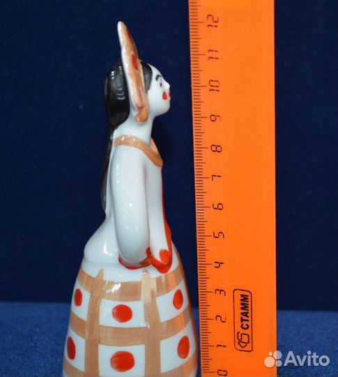 Фарфоровая статуэтка- девушка В кокошнике (1). ду