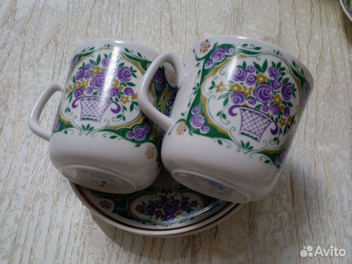 Бокалы с блюдцами