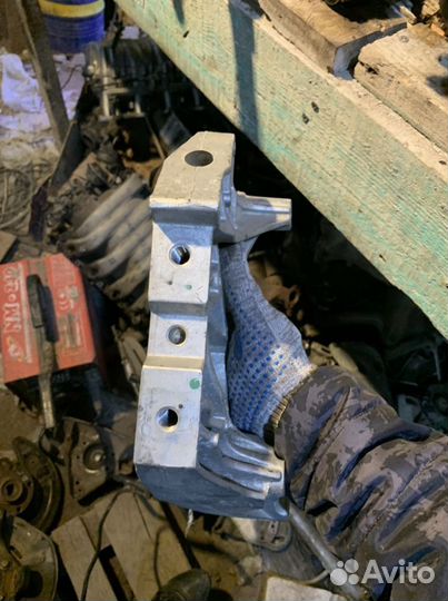 Кронштейн двигателя Ауди A3 8p правый