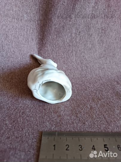 Фарфоровая статуэтка заяц с морковкой