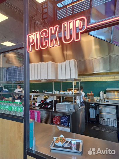 Рекламная вывеска с неоновой подсветкой