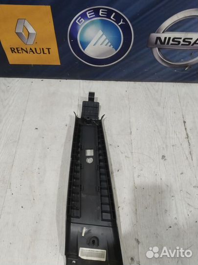 Обшивка средней стойки накладка ремня безопасности