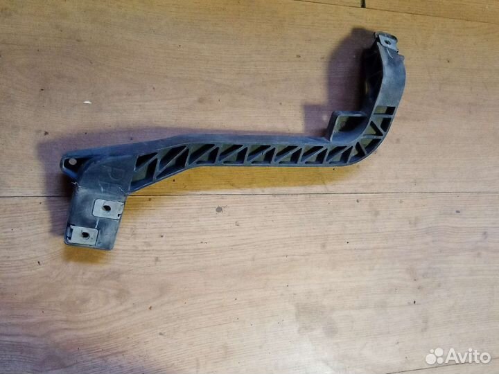 Кронштейн радиатора правый Mersedes Benz Gl