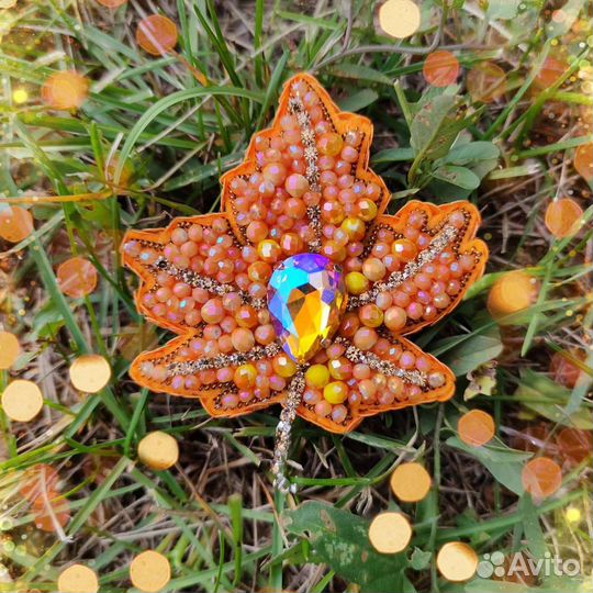 Брошь ручной работы лист