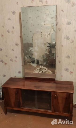 Длинная тумба с зеркалом