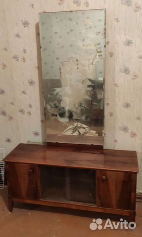 Длинная тумба с зеркалом