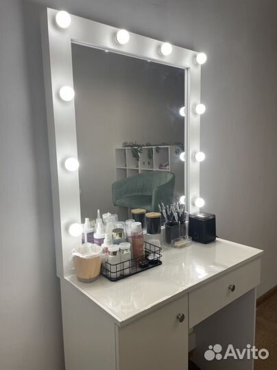 Гримерный стол с зеркалом