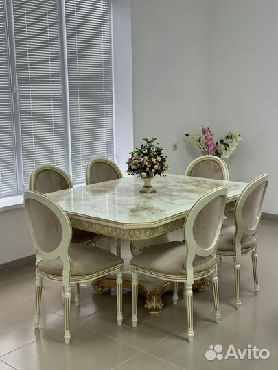 Стол и стулья