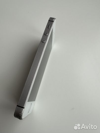iPhone SE, 64 ГБ