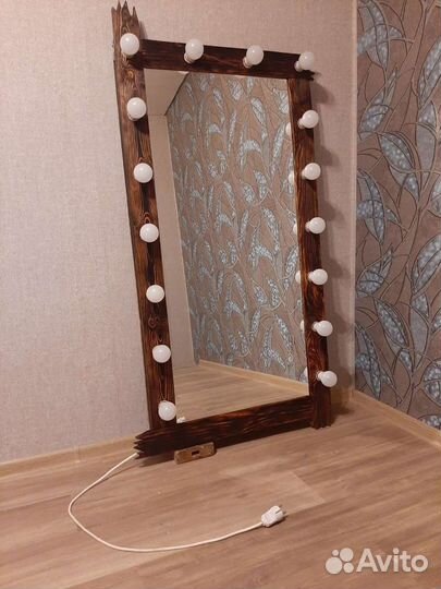 Гримерное зеркало с лампочками