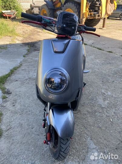 Электроскутер (аксессуары в комплекте)