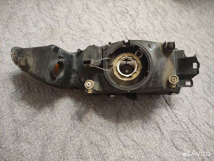 Фара правая mitsubishi carisma