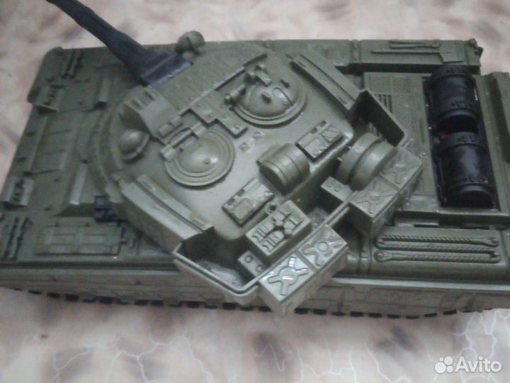 Танк игрушка