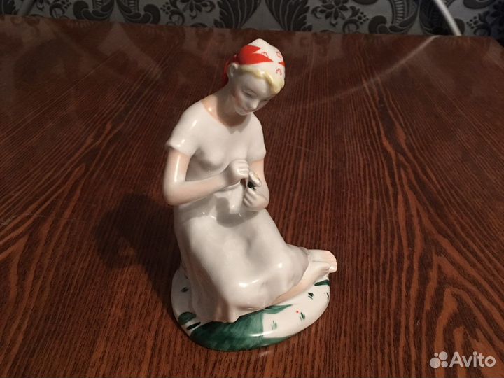 Фарфоровая статуэтка гадание на ромашке лфз