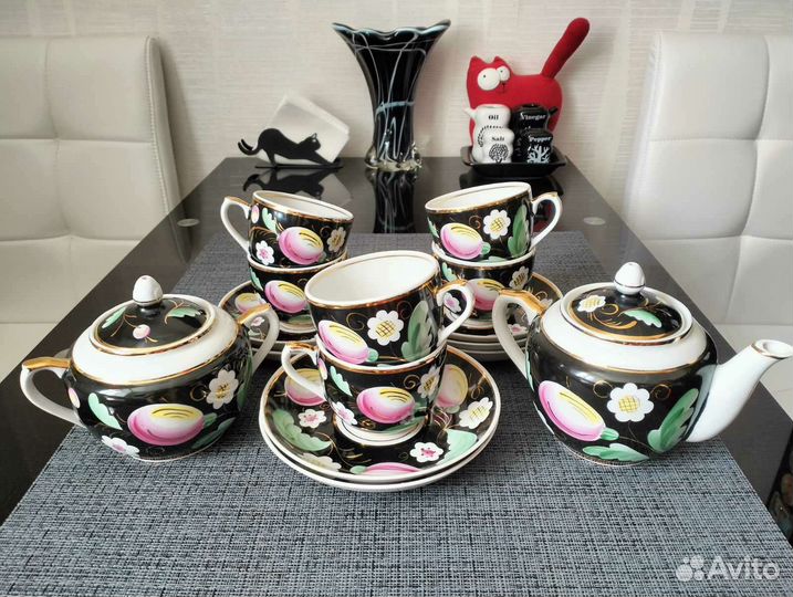 29. Сервиз чайный фарфоровый, чёрный Сливы 1960-е