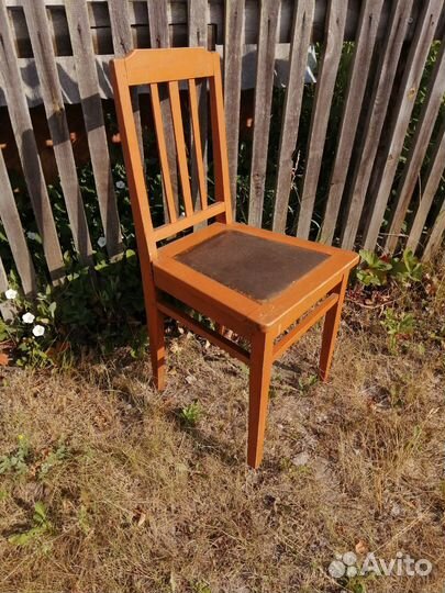 Стул, явно из 50х.Покрыт половой краской