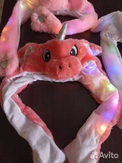 Шапка с прыгающими ушами, светится