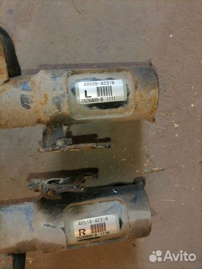 Передние амортизаторы toyota RAV4 3