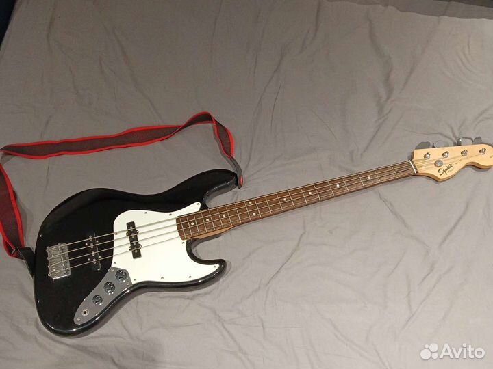 Бас гитара Squier Jazz Bass