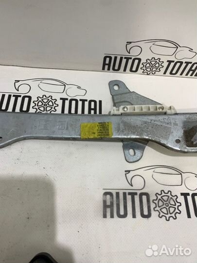 Стеклоподъемник передний правый Opel Corsa D