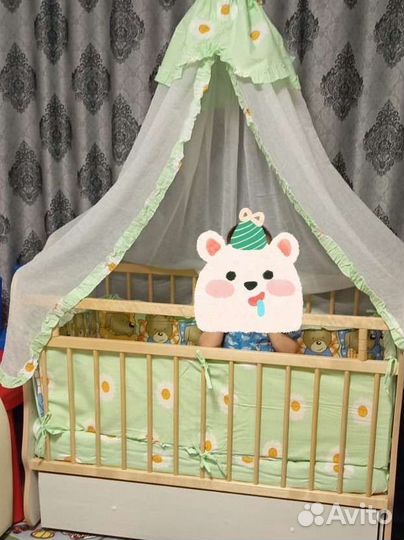 Детская кроватка с маятником и ящиком