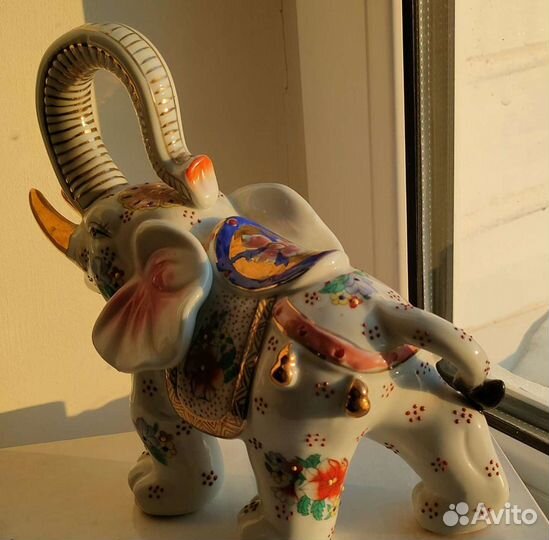 Слон фарфоровый