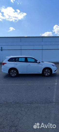 Mitsubishi Outlander, 2022