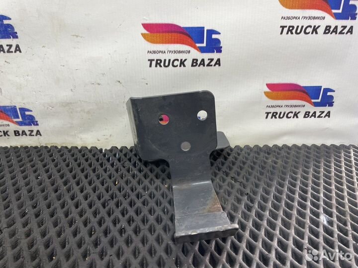 2359182 Кронштейн облицовки бампера правый